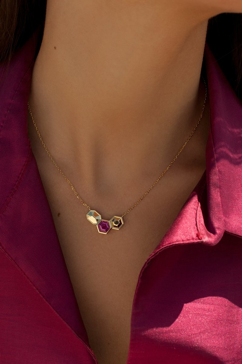 colliers  fuchsiaavec pierres fuchsia design motif triple hexagonal