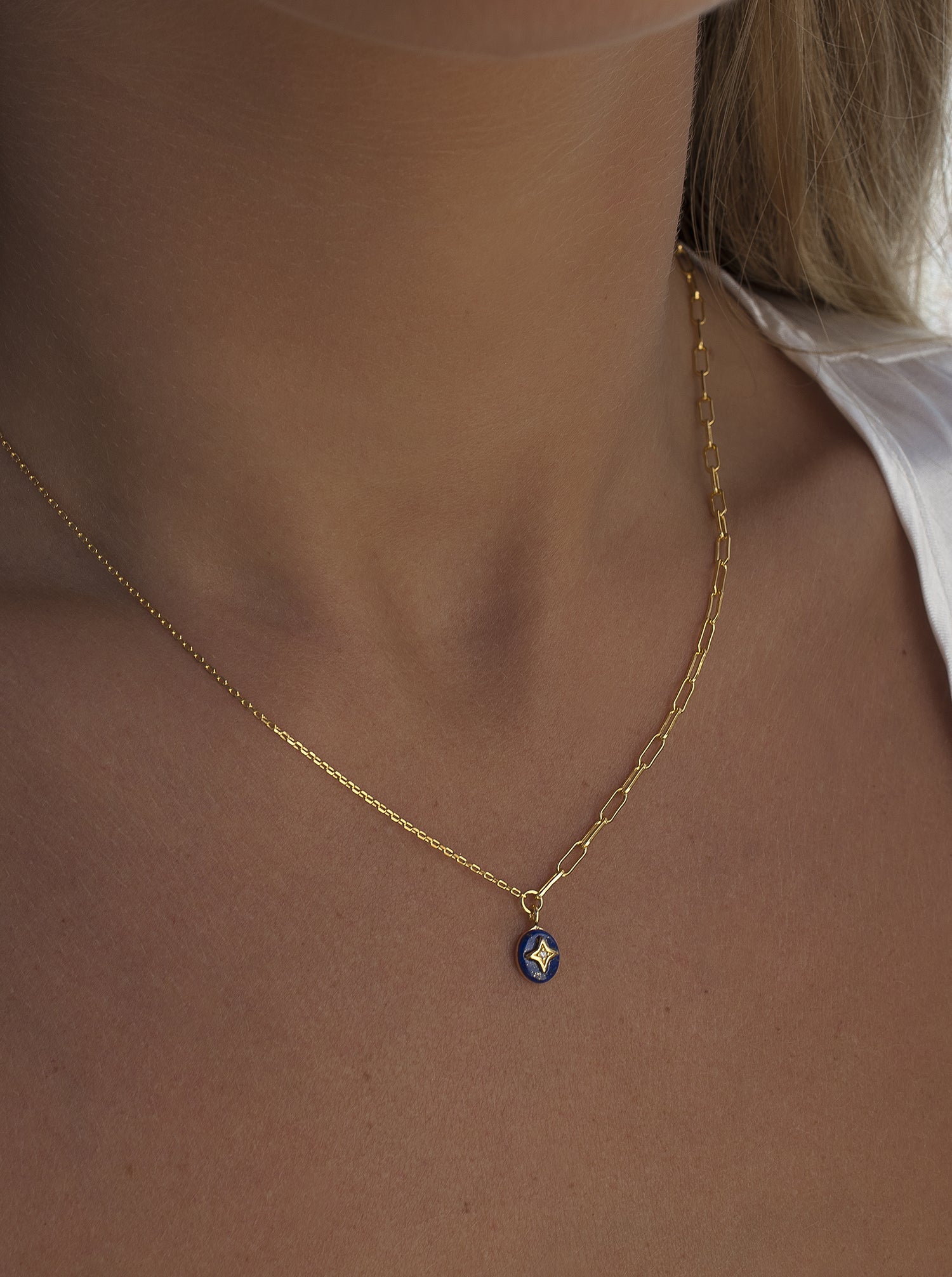 Collares con piedras lapislázuli y destello central de circonita