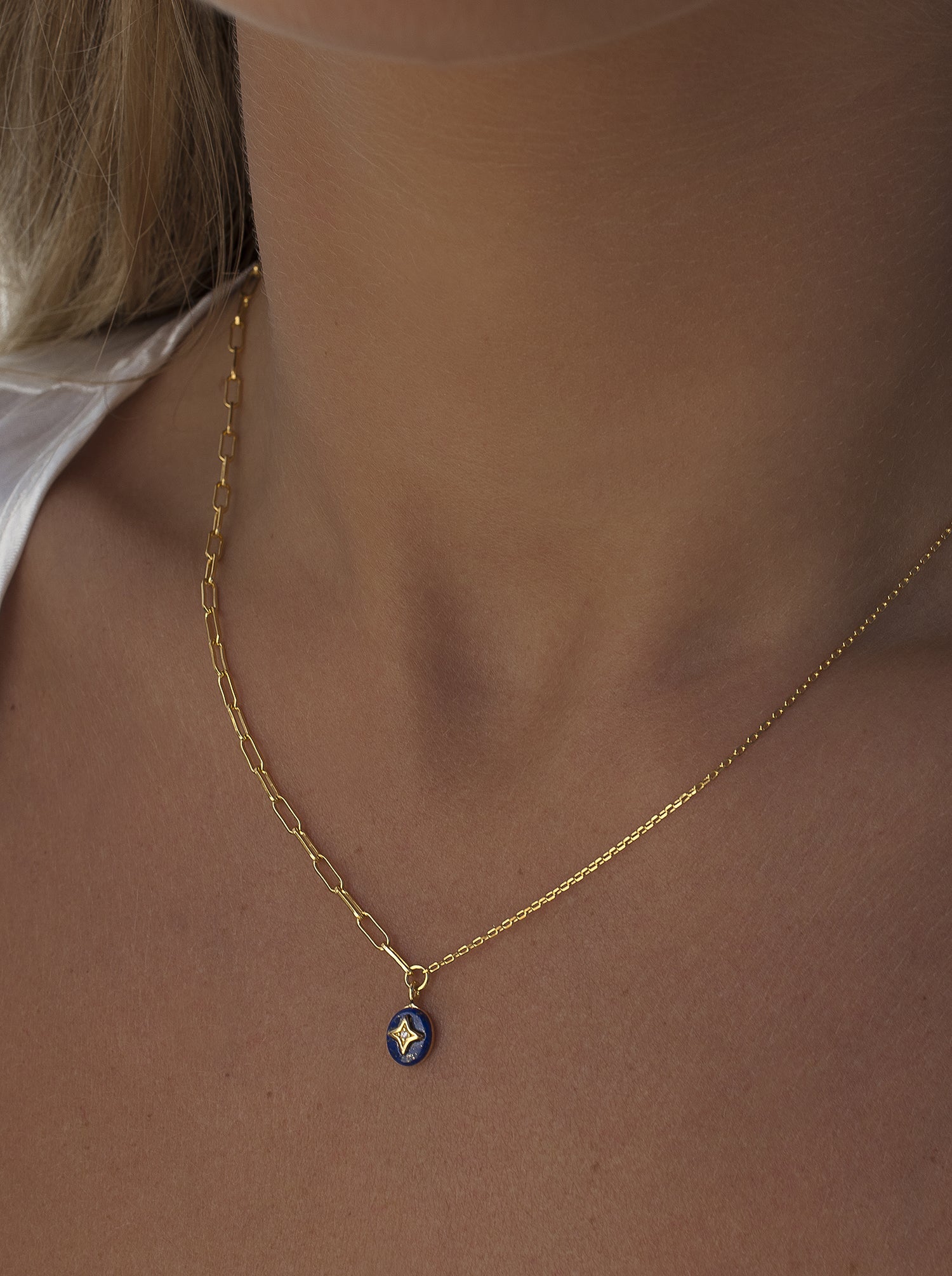 Collares con piedras lapislázuli y destello central de circonita