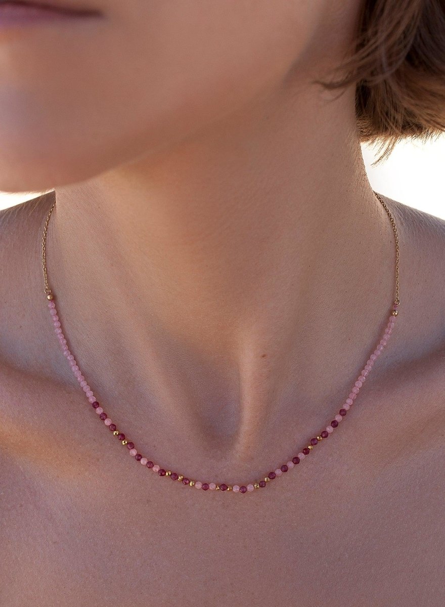 Collares cortos con bolitas de cuarzo rosa