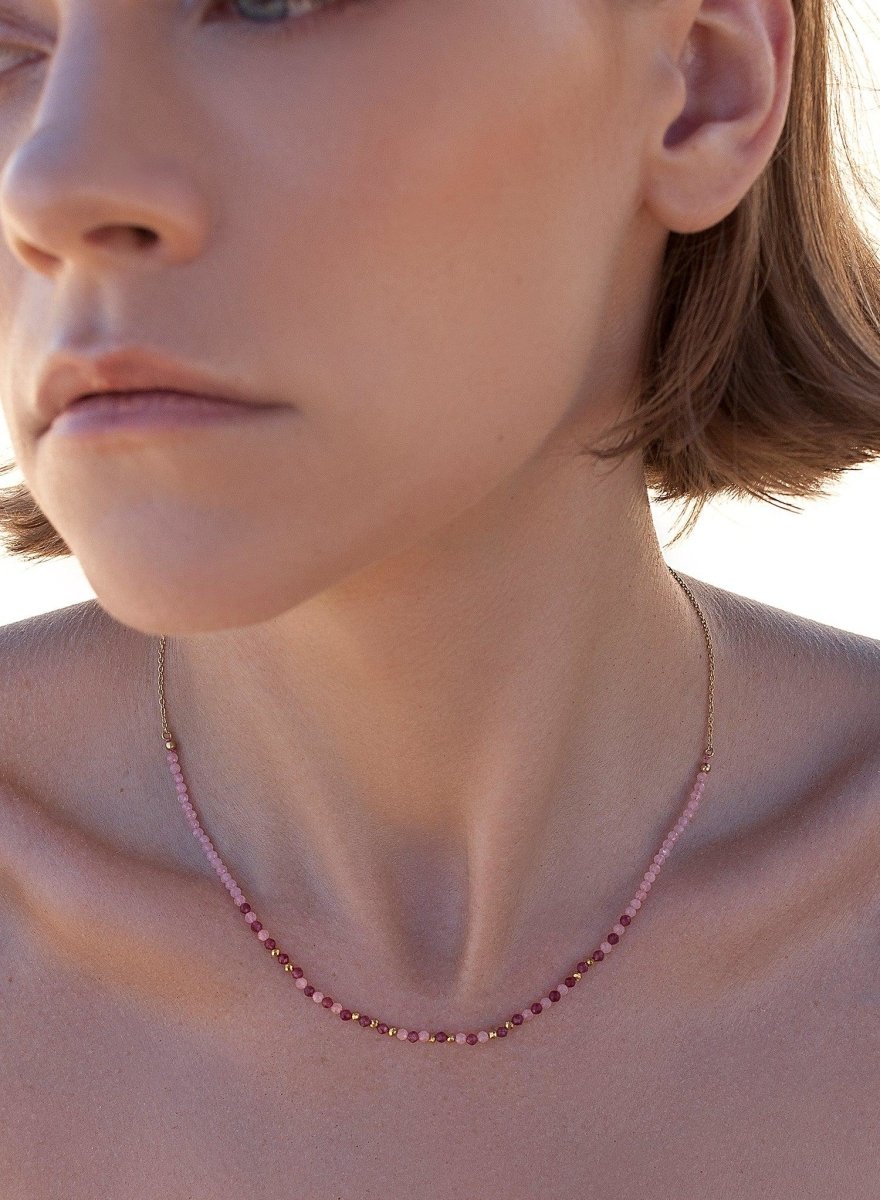 Collares cortos con bolitas de cuarzo rosa