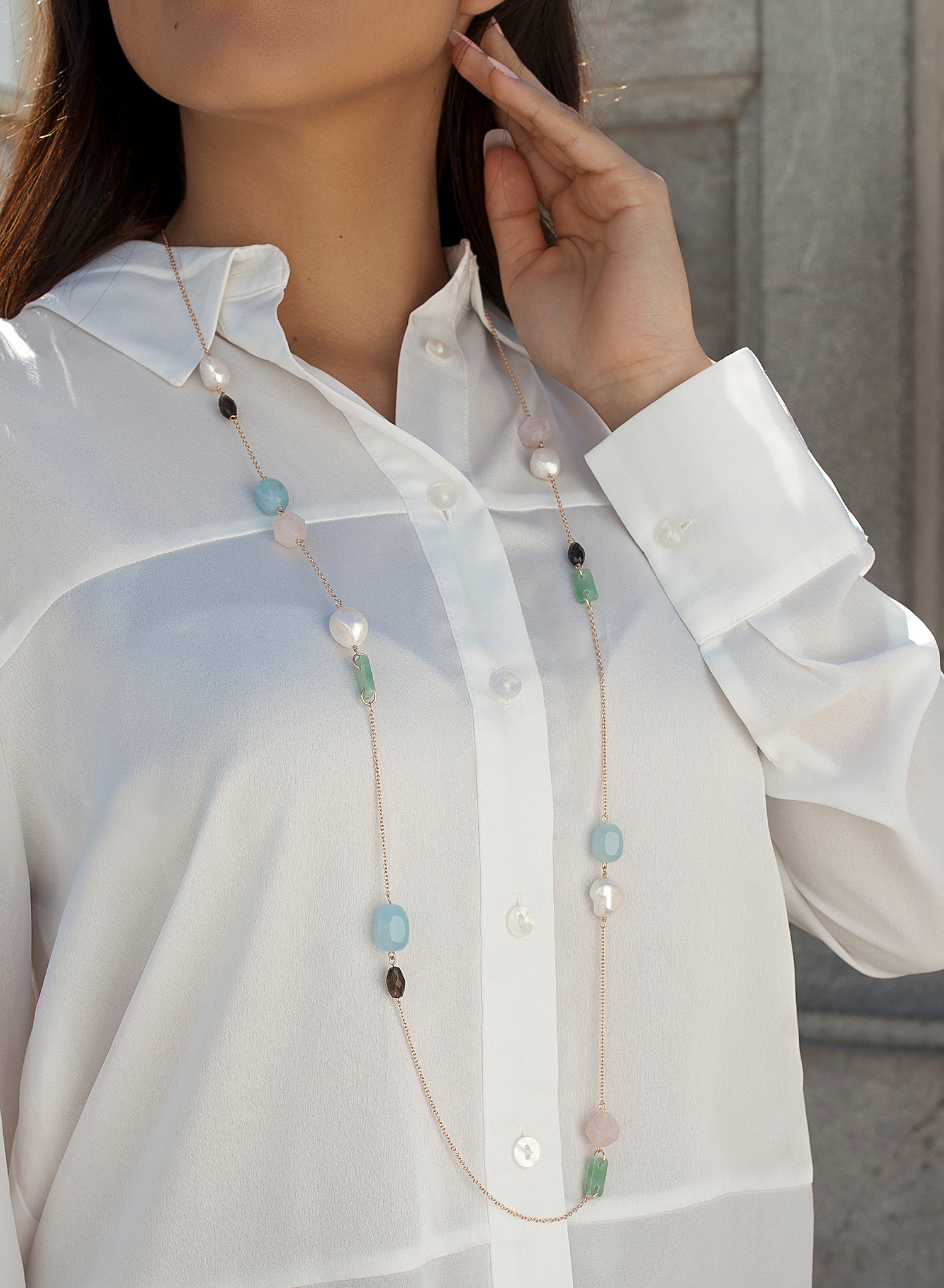 Collares largos con piedras naturales y detalle de perlas