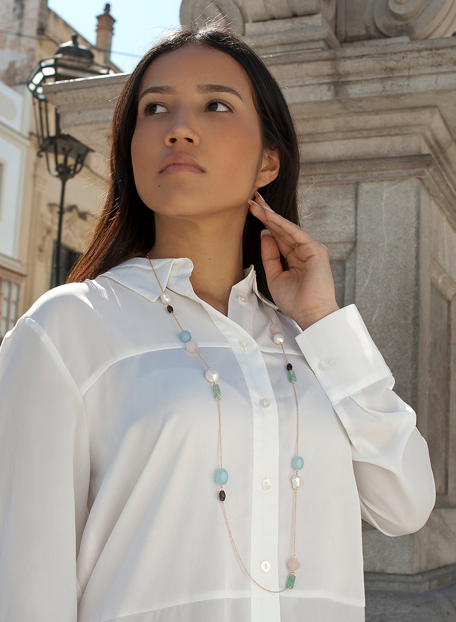 Collares largos con piedras naturales y detalle de perlas