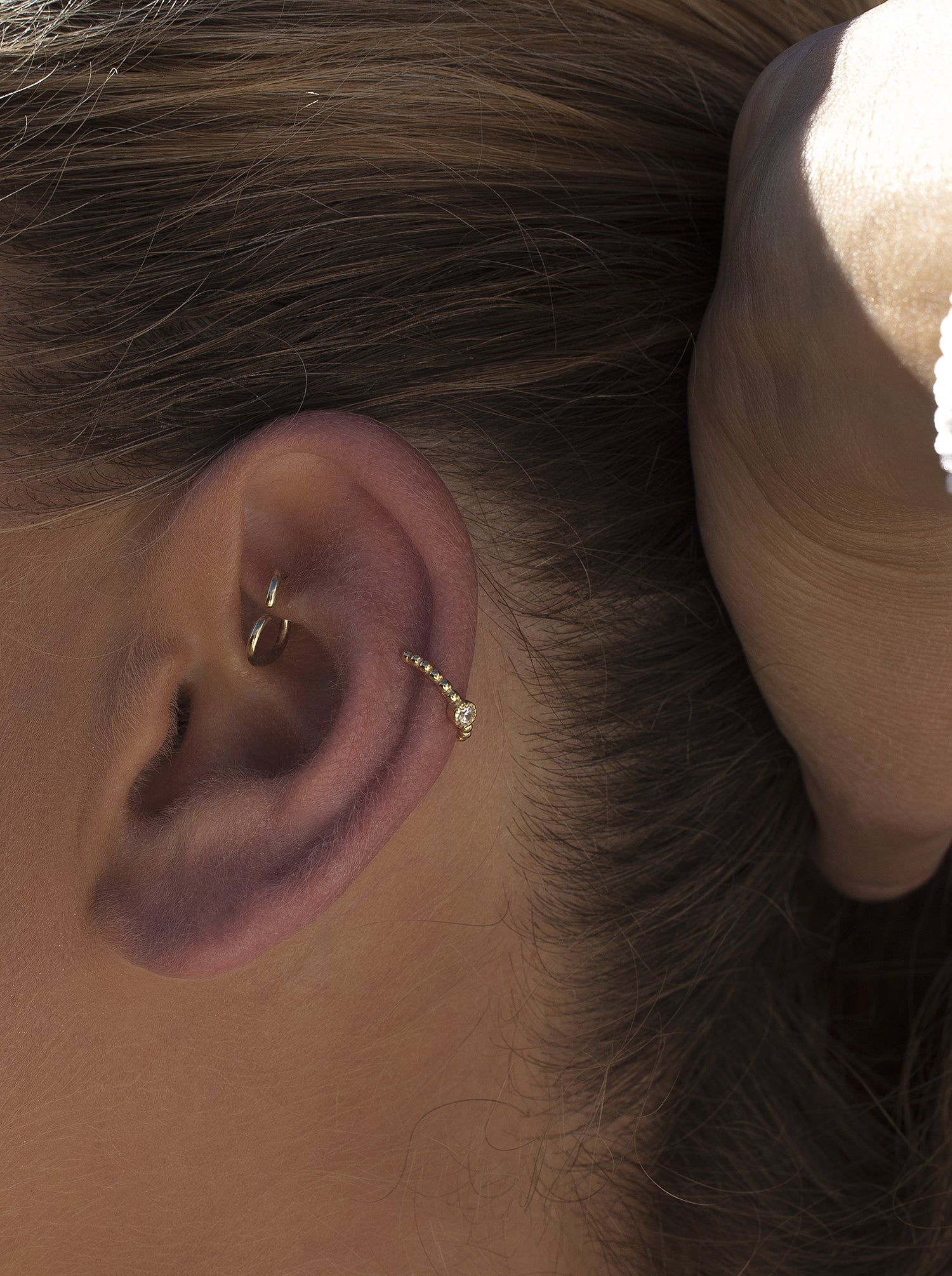 Ear cuff de plata bañada en oro diseño bolas con circonita-LINEARGENT