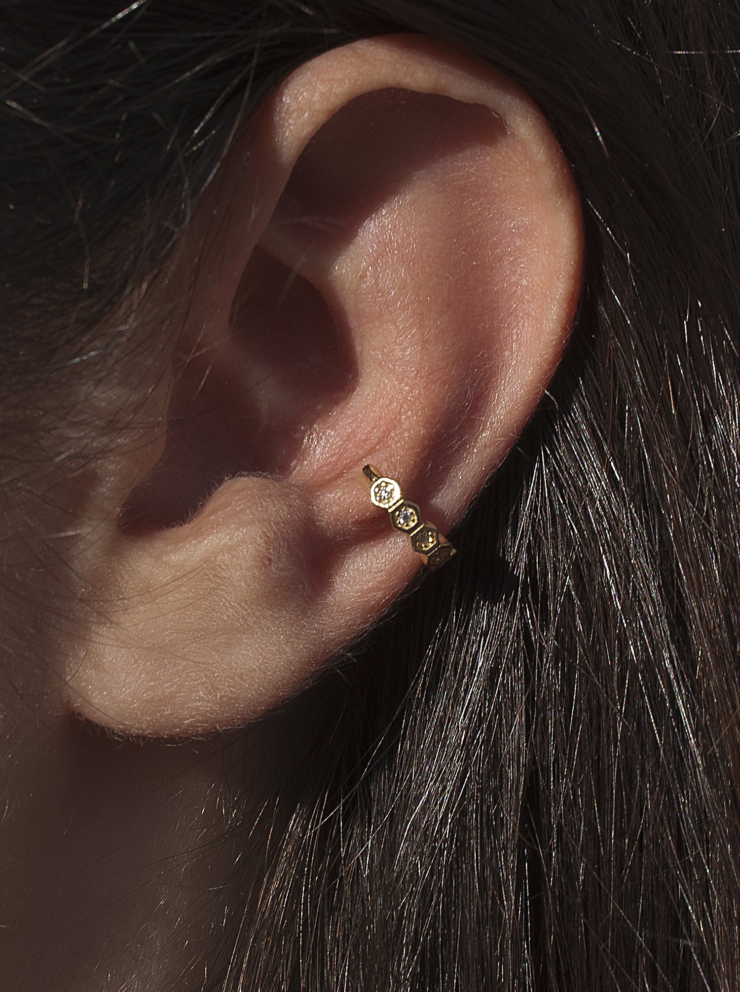 Ear cuff de plata bañada en oro diseño hexagonal-LINEARGENT