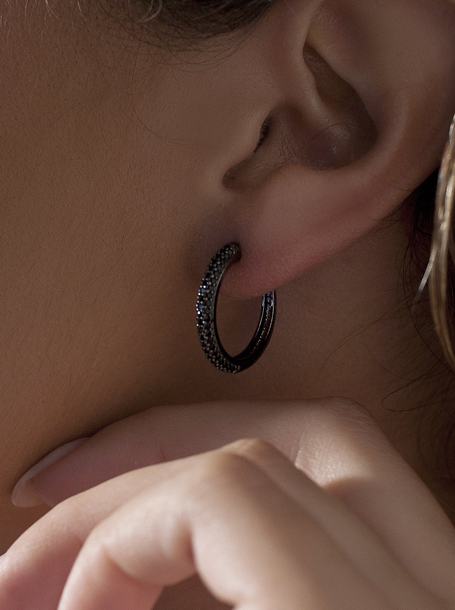 Pendientes aro baño rutenio circonitas negras modelo mediano-LINEARGENT