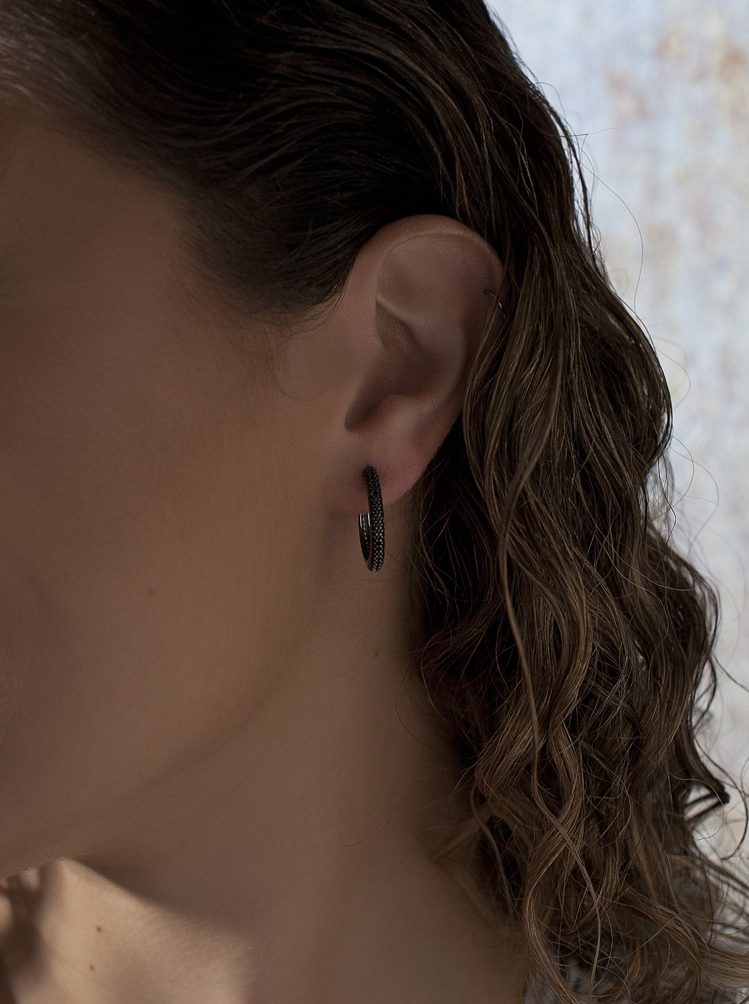 Boucles d'oreilles créole plaquées ruthénium zircons noir moyen LINEARGENT