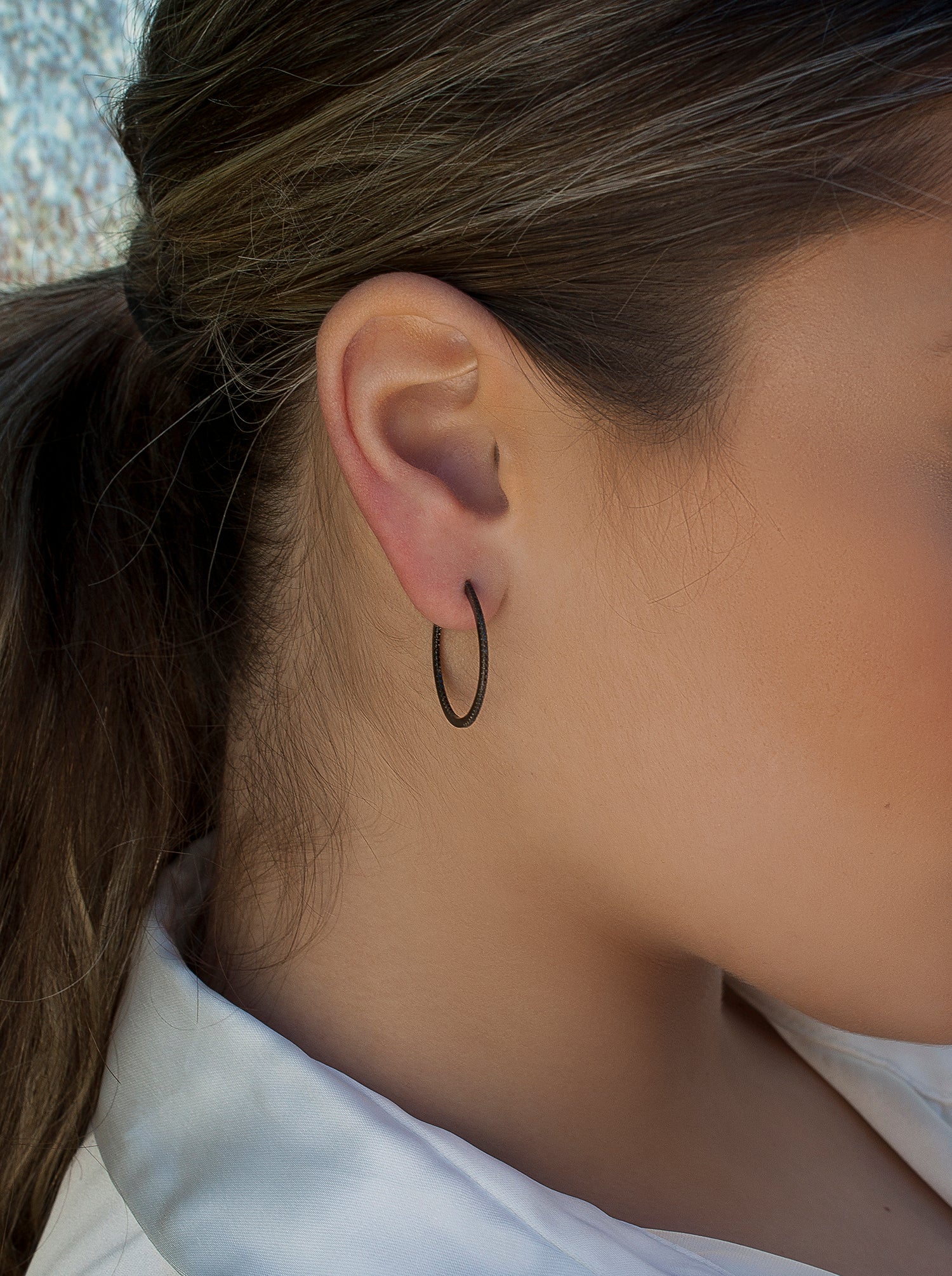 Pendientes aro con baño rutenio diseño circonitas negras modelo grande