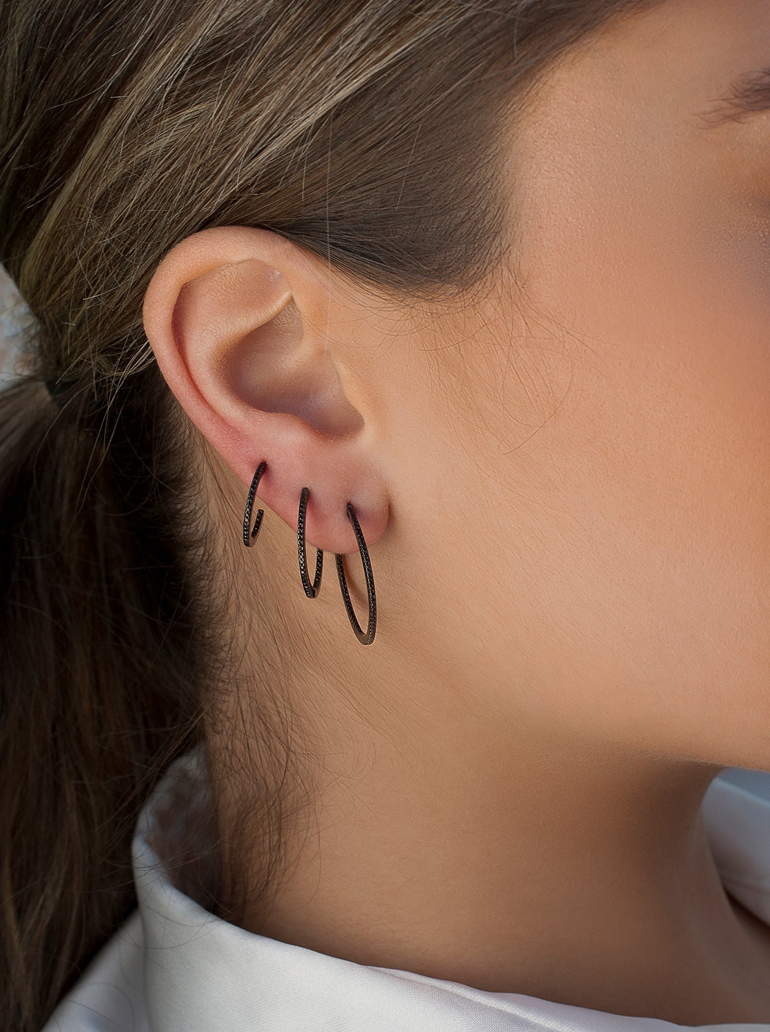 Pendientes aro con baño rutenio diseño circonitas negras modelo grande