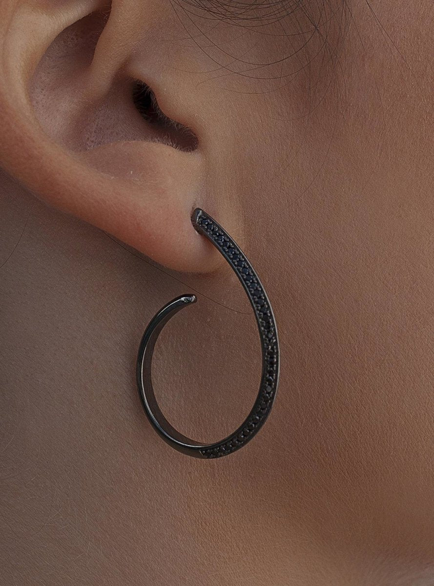 Pendientes aro con engaste de circonitas diseño semiabierto y baño de rutenio-LINEARGENT