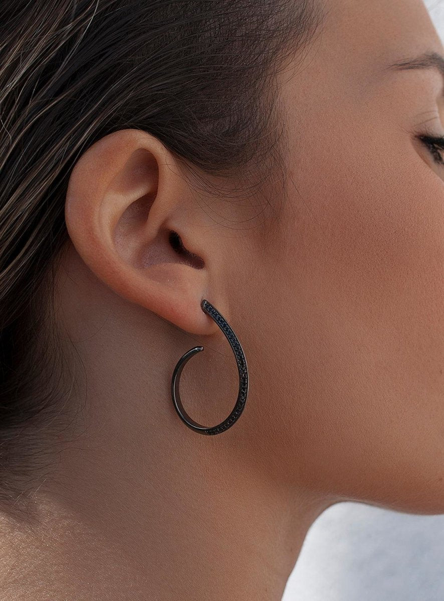 Pendientes aro con engaste de circonitas diseño semiabierto y baño de rutenio