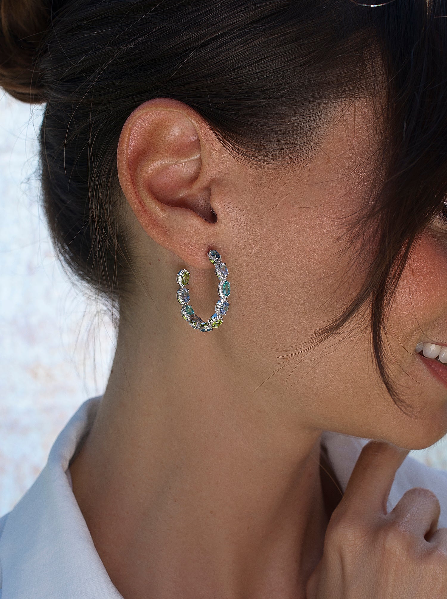 Pendientes aro con piedras en tono azul y circonitas