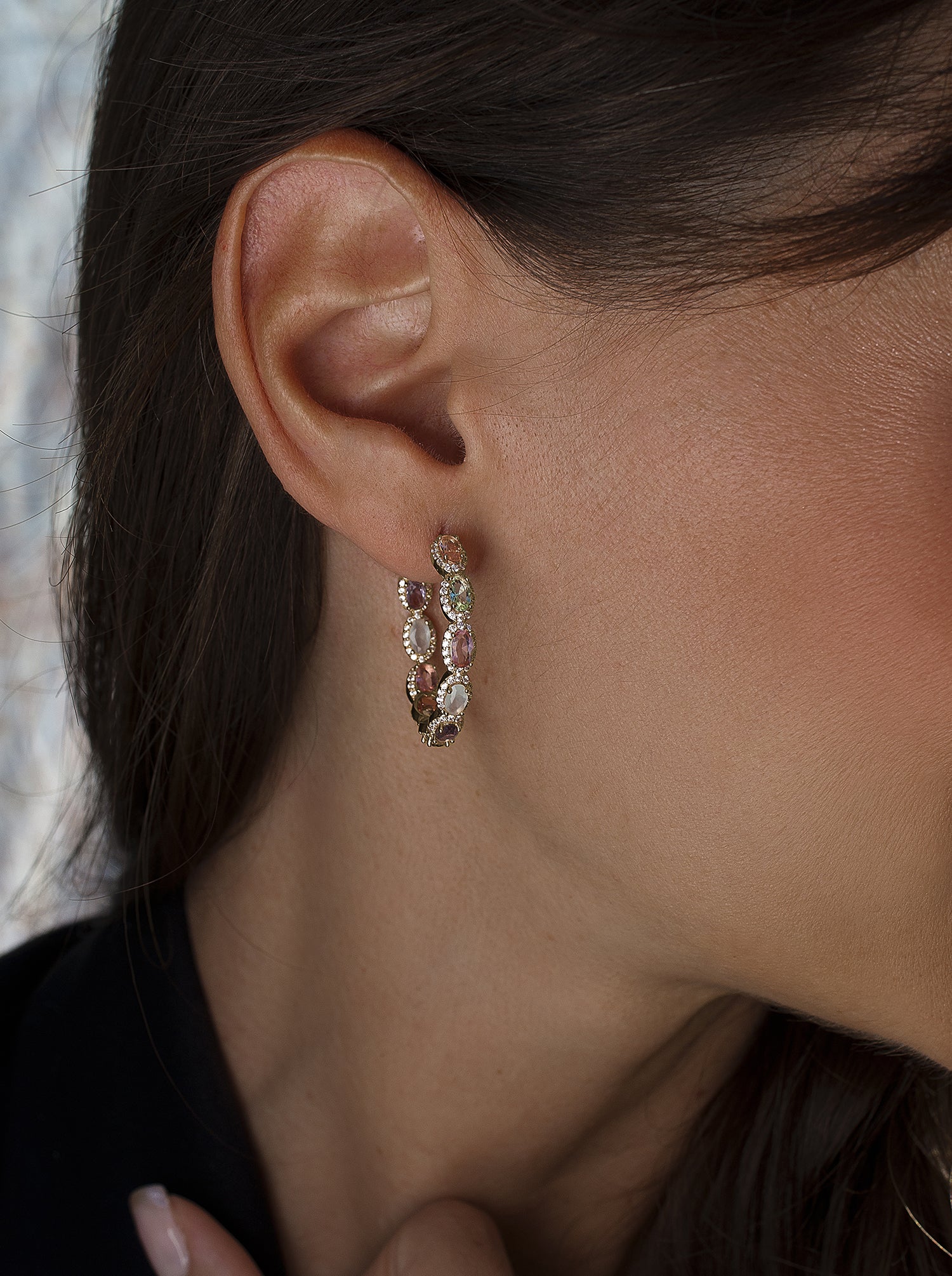 Pendientes aro con piedras en tono rosados y circonitas