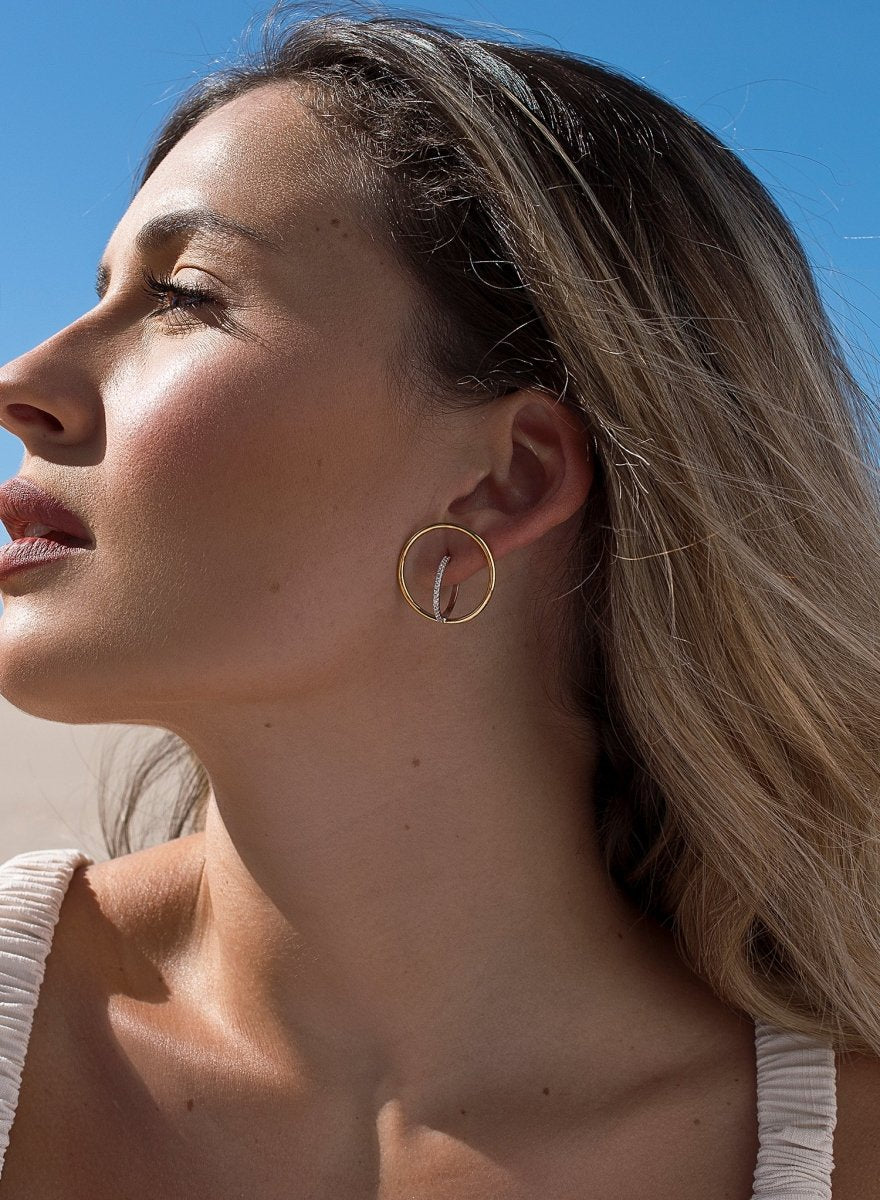 Pendientes aro cruzado diseño bicolor con circonitas