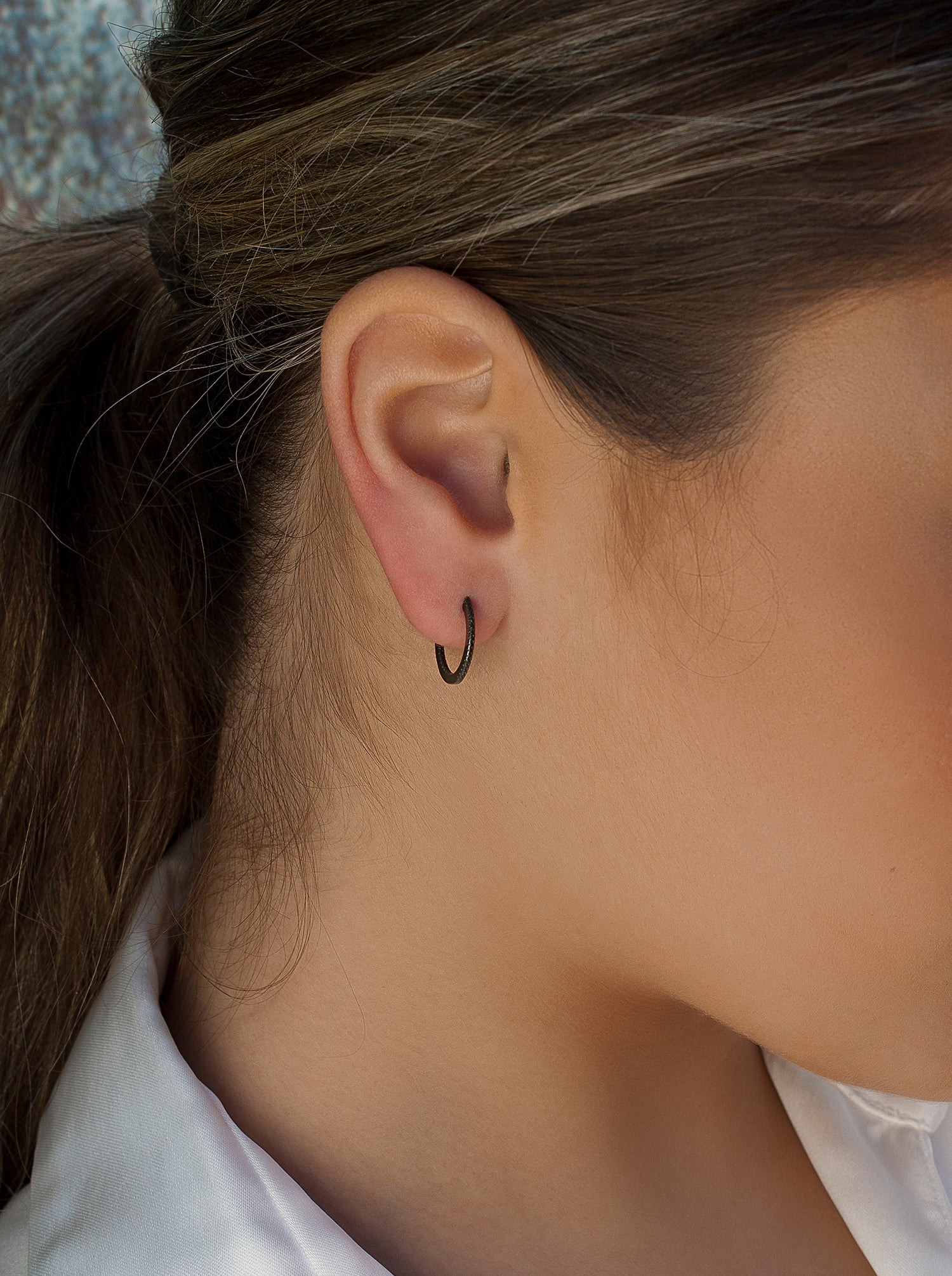 Pendientes aro de plata baño rutenio con circonitas negras modelo pequeño-LINEARGENT