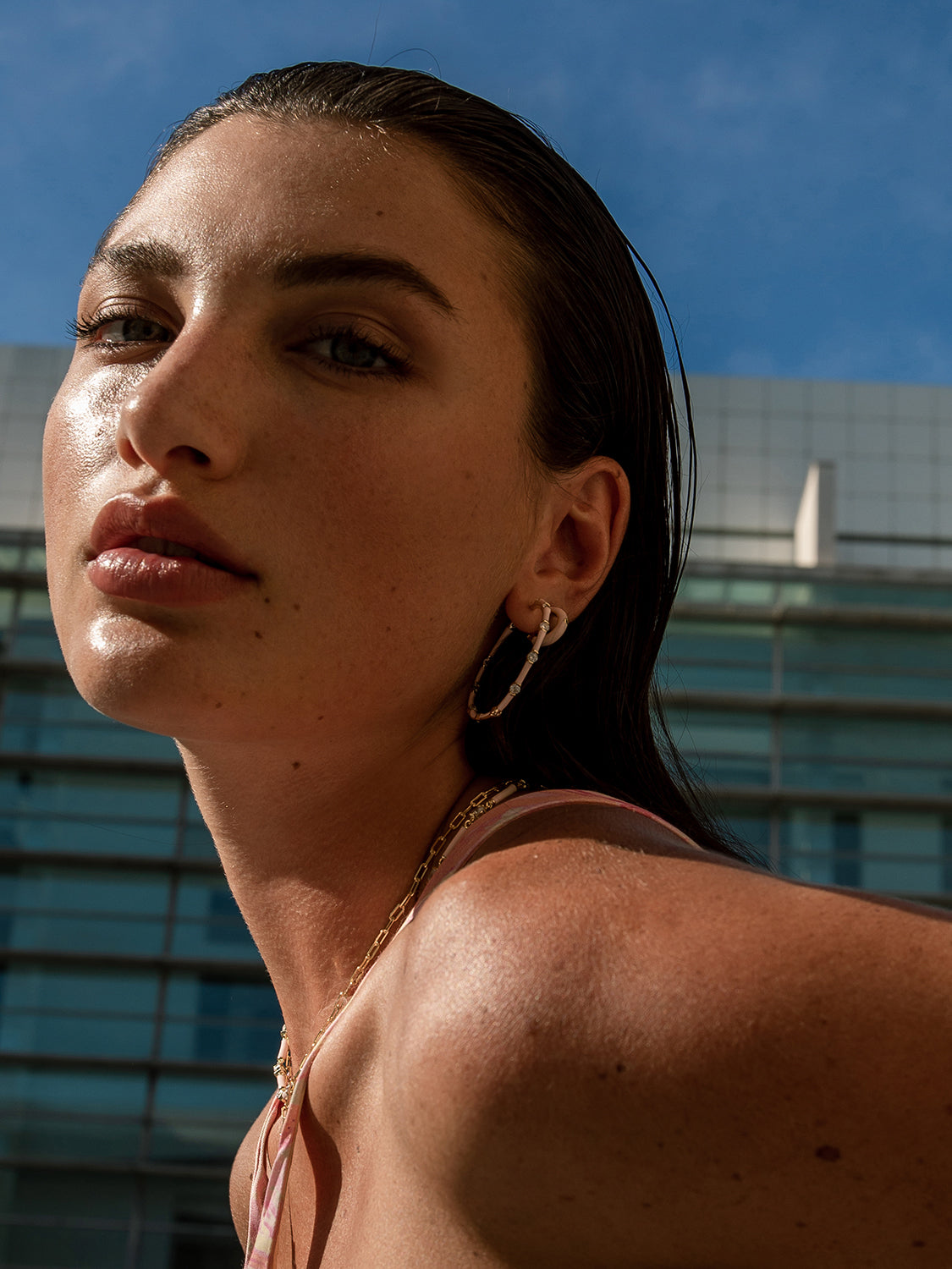 Pendientes aro diseño de esmalte rosa y circonitas