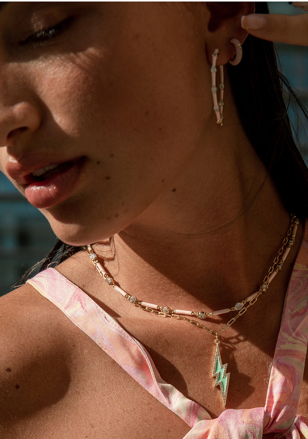 Pendientes aro diseño de esmalte rosa y circonitas