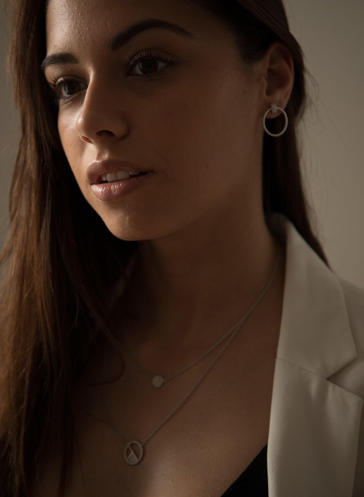 Pendientes aro diseño soporte de circonita y círculo en plata lisa