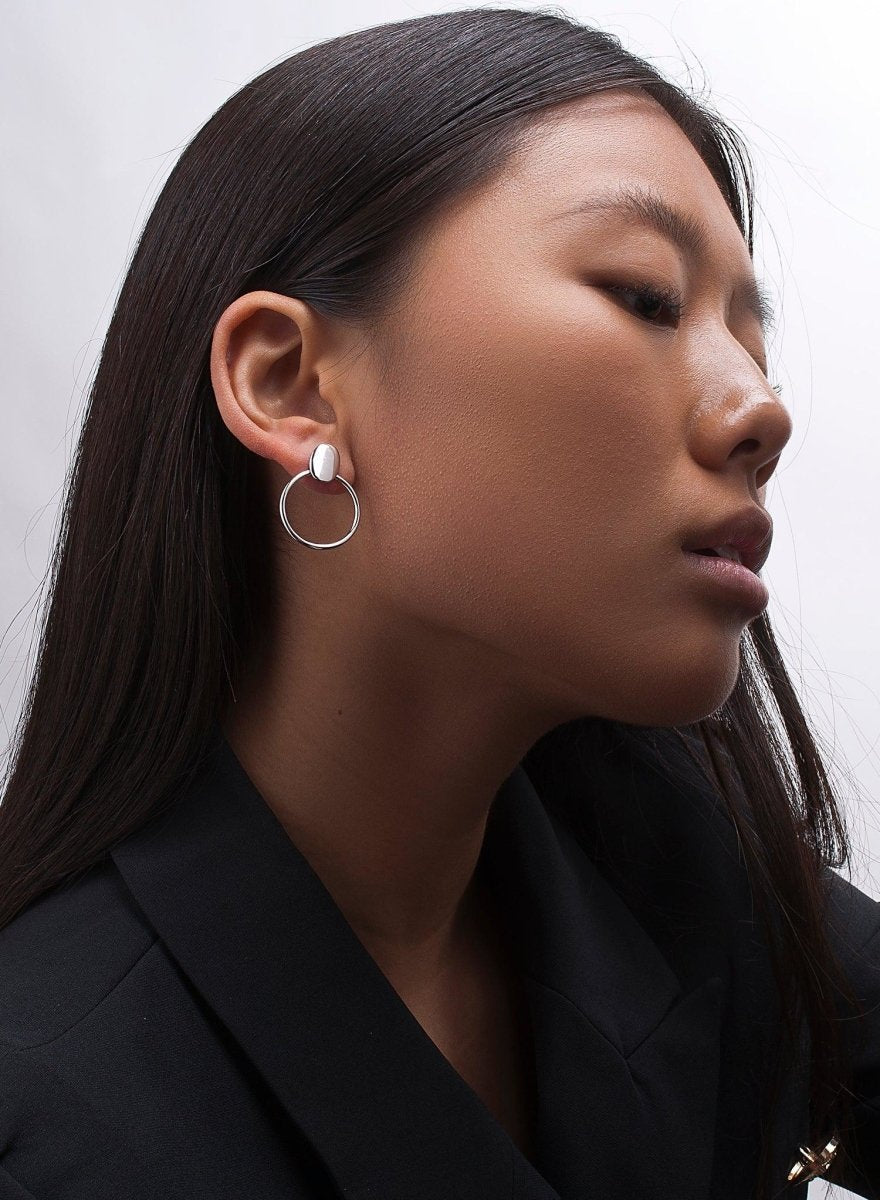 earrings hoop design supported by an oval piece