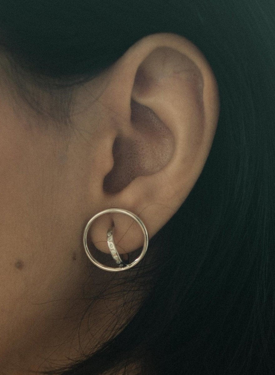 Pendientes aro originales diseño doble aro cruzado y circonitas-LINEARGENT