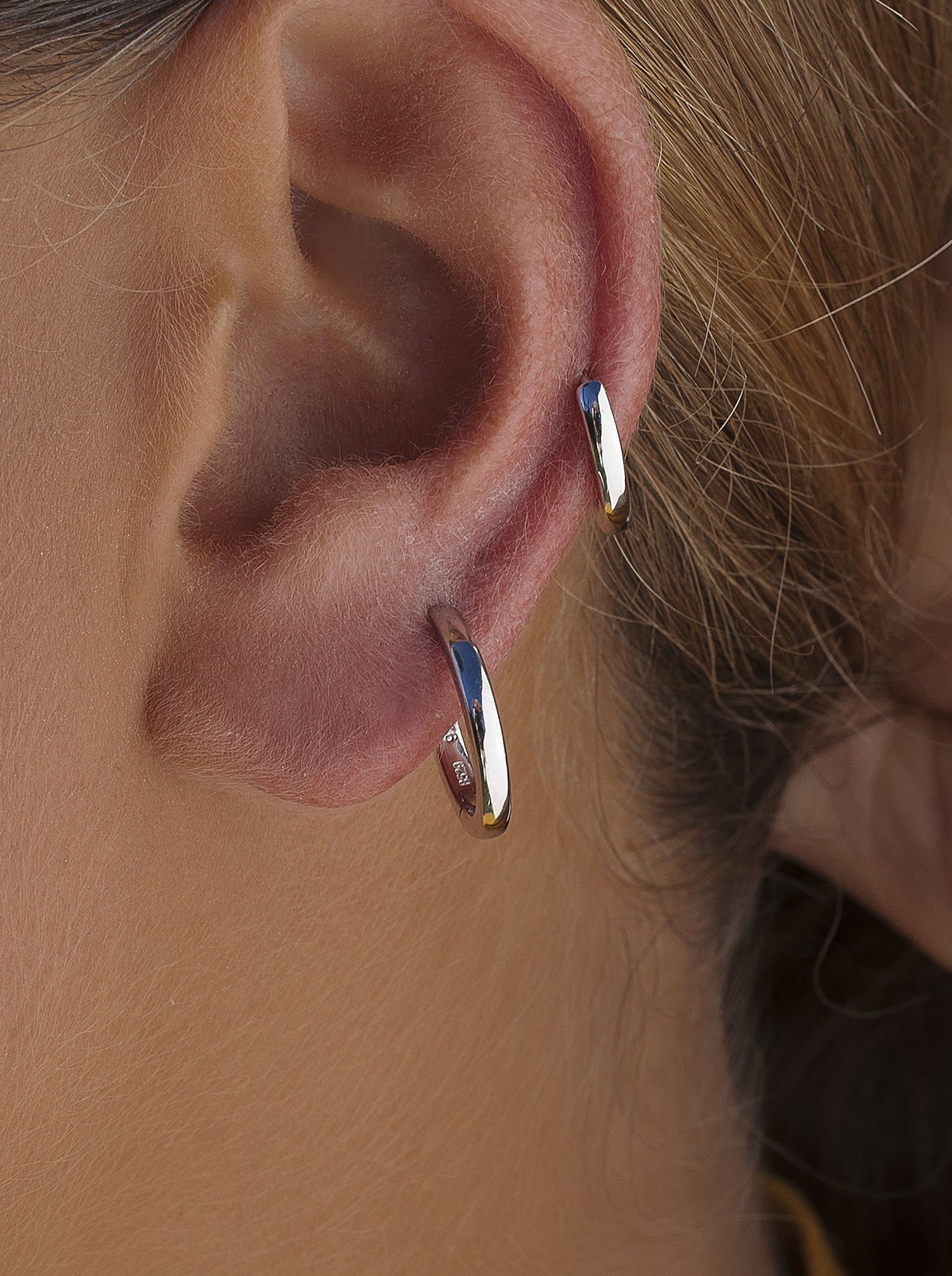 Pendientes aro pequeños de plata con diseño ovalado-LINEARGENT