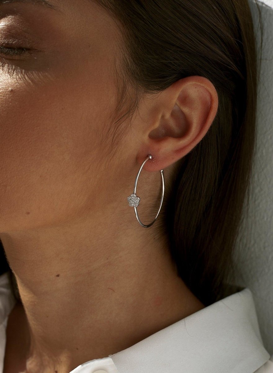 Pendientes aro plata muy fino con motivo de flor y circonitas