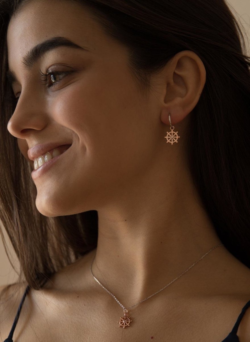 Pendientes aros con colgantes con charm de timón y circonita