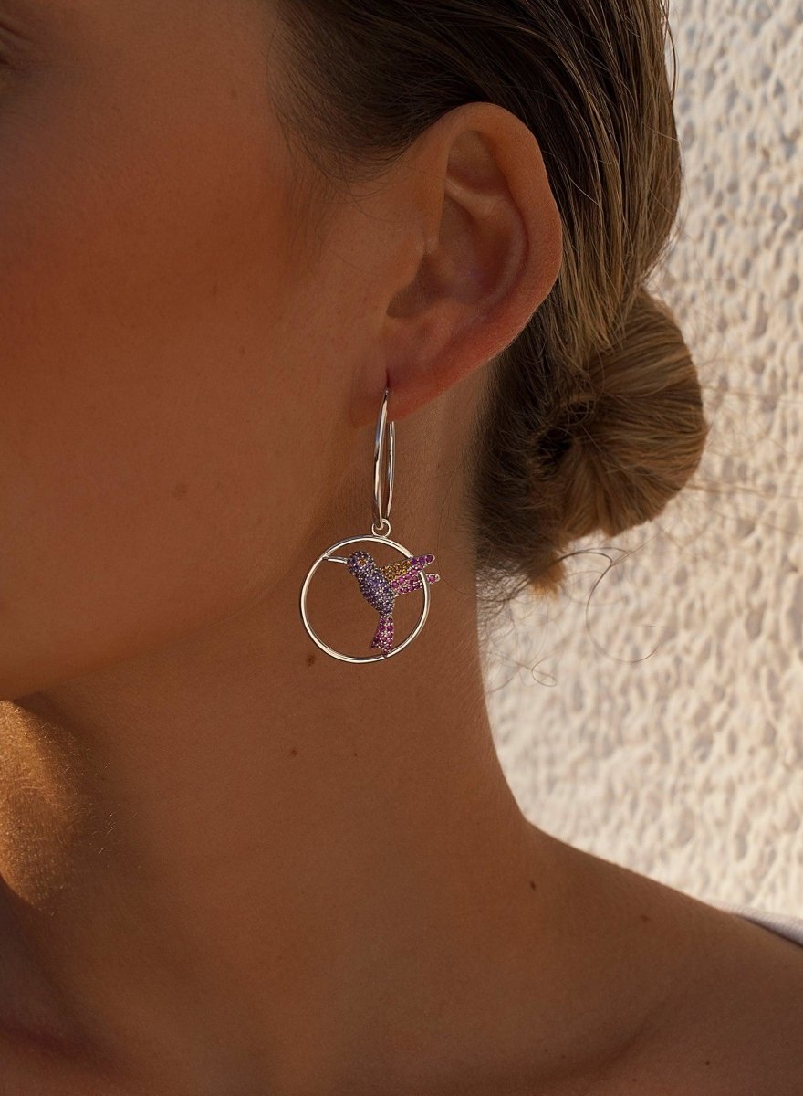 Boucles d'oreilles créoles avec pendentifs design bague avec colibri