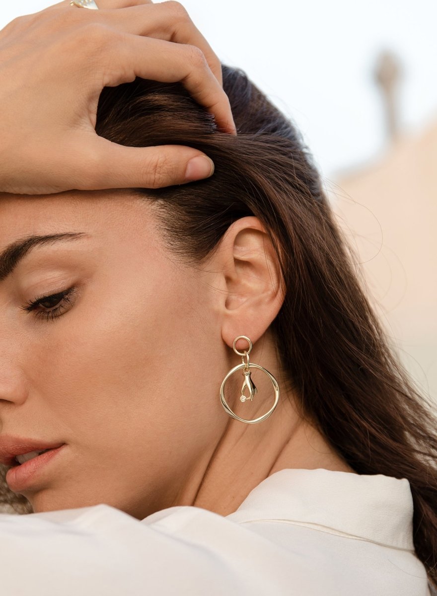 Boucles d'oreilles créoles avec pendentifs design breloque main et LINEARGENT