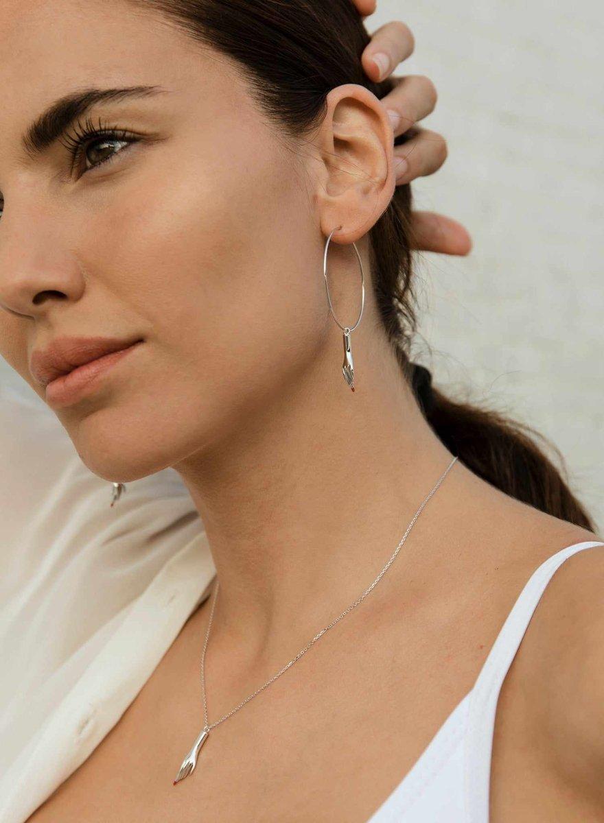 Boucles d'oreilles créoles avec pendentifs motif main et LINEARGENT
