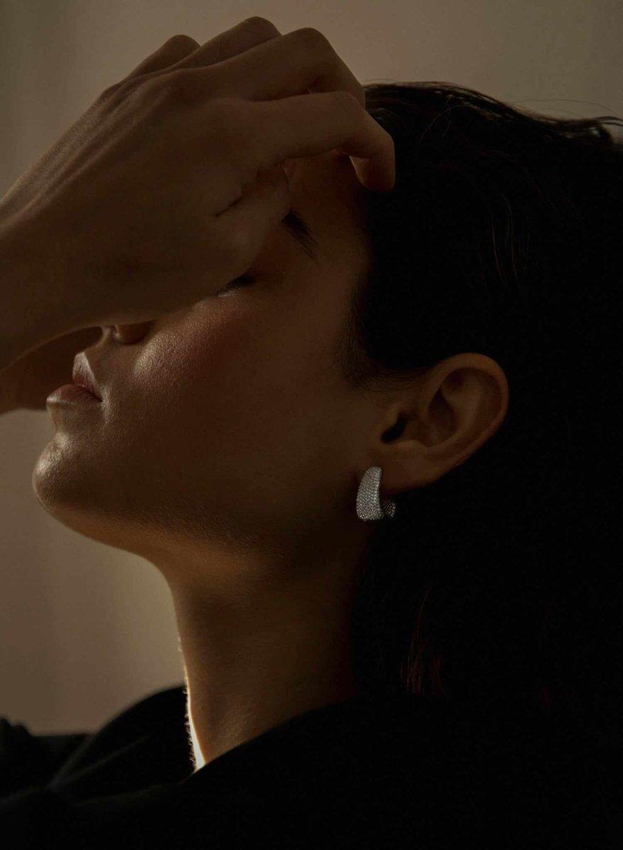 boucles d'oreilles créoles design épaisseur avec sertissage total de zirconsLINEARGENT