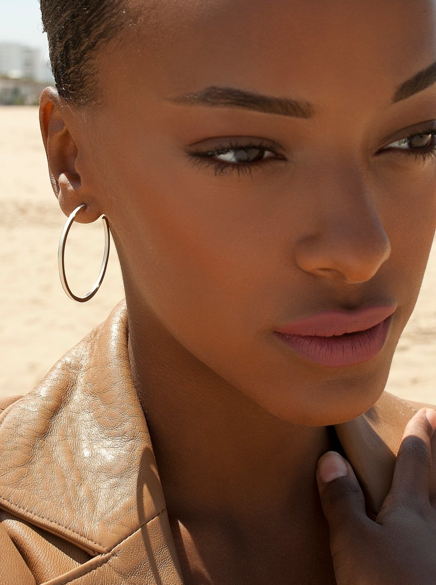 grandes  boucles d'oreilles créoles design émail blanc tonalité  plaqués  or