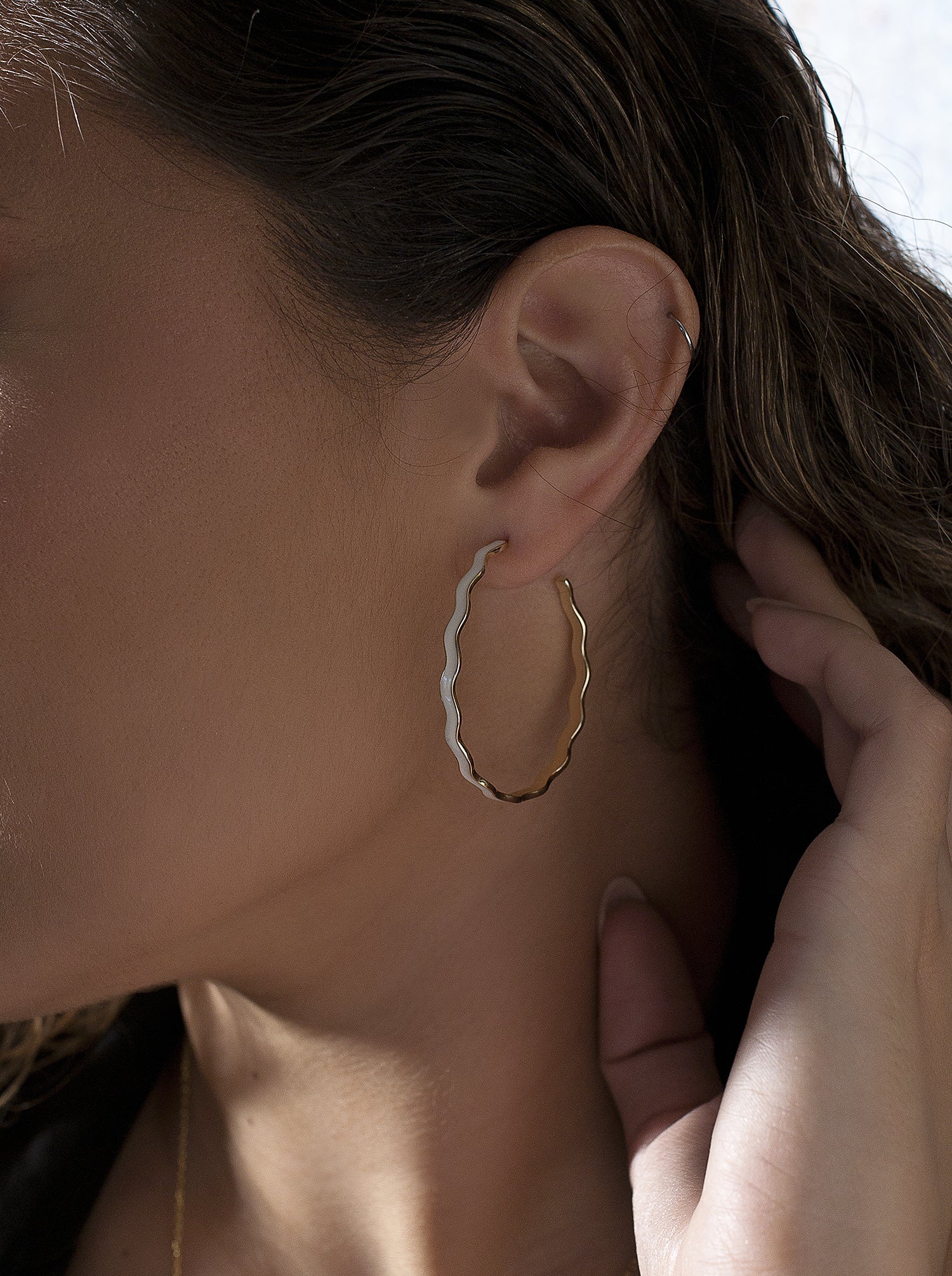 grandes  boucles d'oreilles créoles design ondulé avec émail blanc