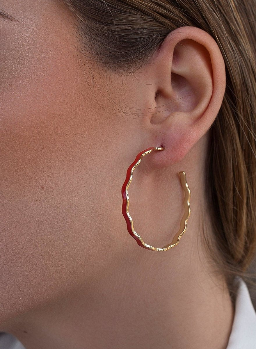 Pendientes aros grandes diseño ondulado con esmalte rojo