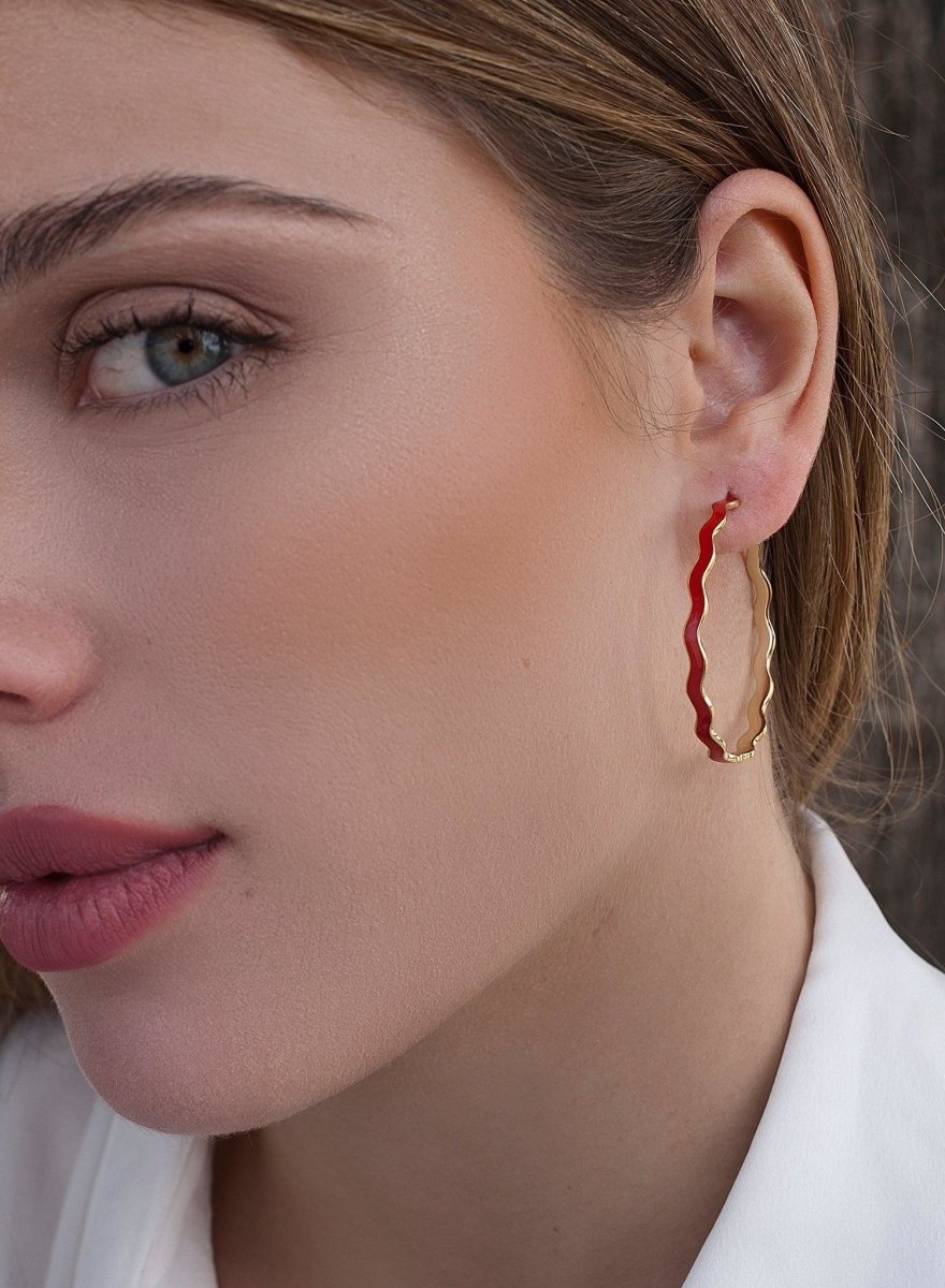 Pendientes aros grandes diseño ondulado con esmalte rojo