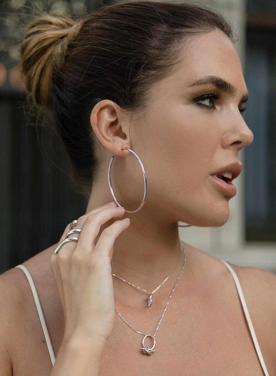 Pendientes aros grandes diseño tubular de plata lisa y cierre oculto-LINEARGENT