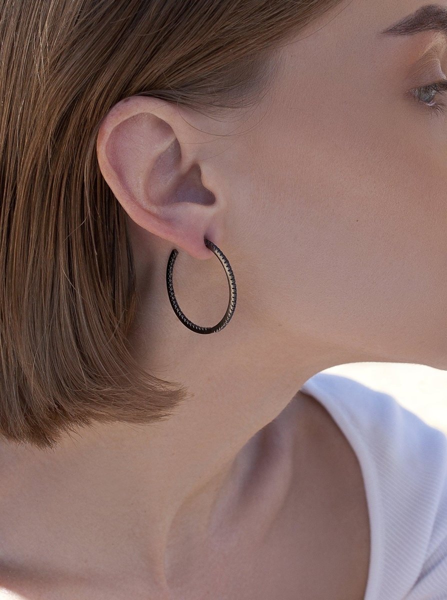 Pendientes aros medianos doble raíl de circonitas negras diseño cuadrado y baño de rutenio