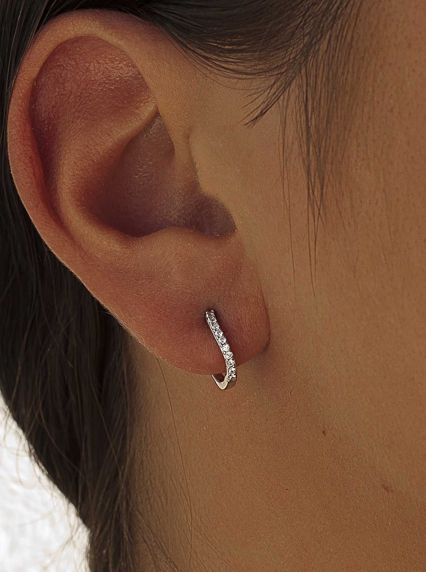 Pendientes aros muy pequeños diseño curvilíneo con circonitas-LINEARGENT