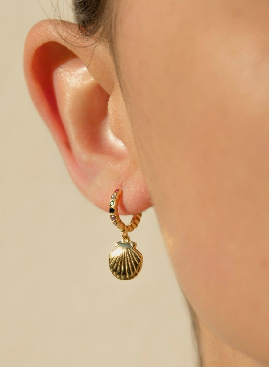 Pendientes aros pequeños con colgante de mini concha-LINEARGENT