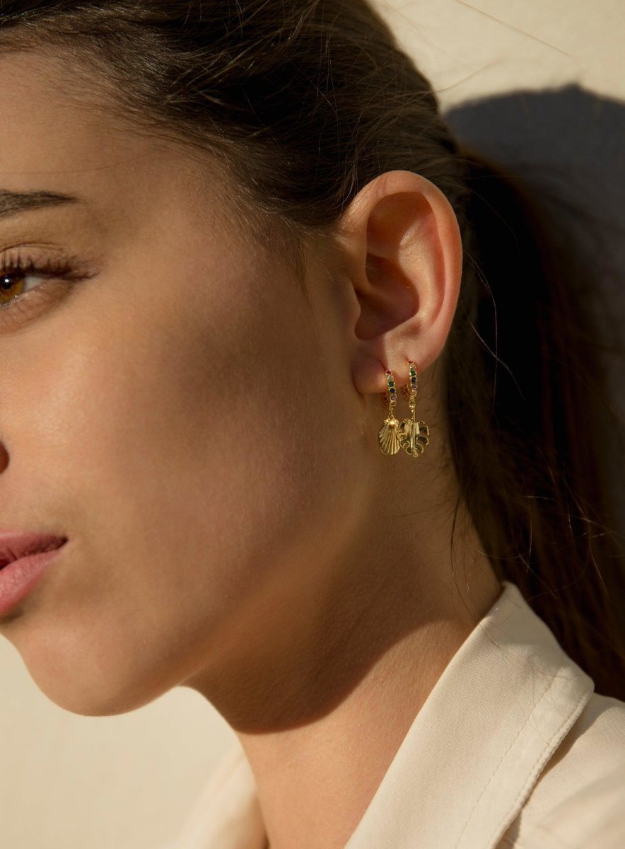 Pendientes aros pequeños con colgante de mini concha-LINEARGENT