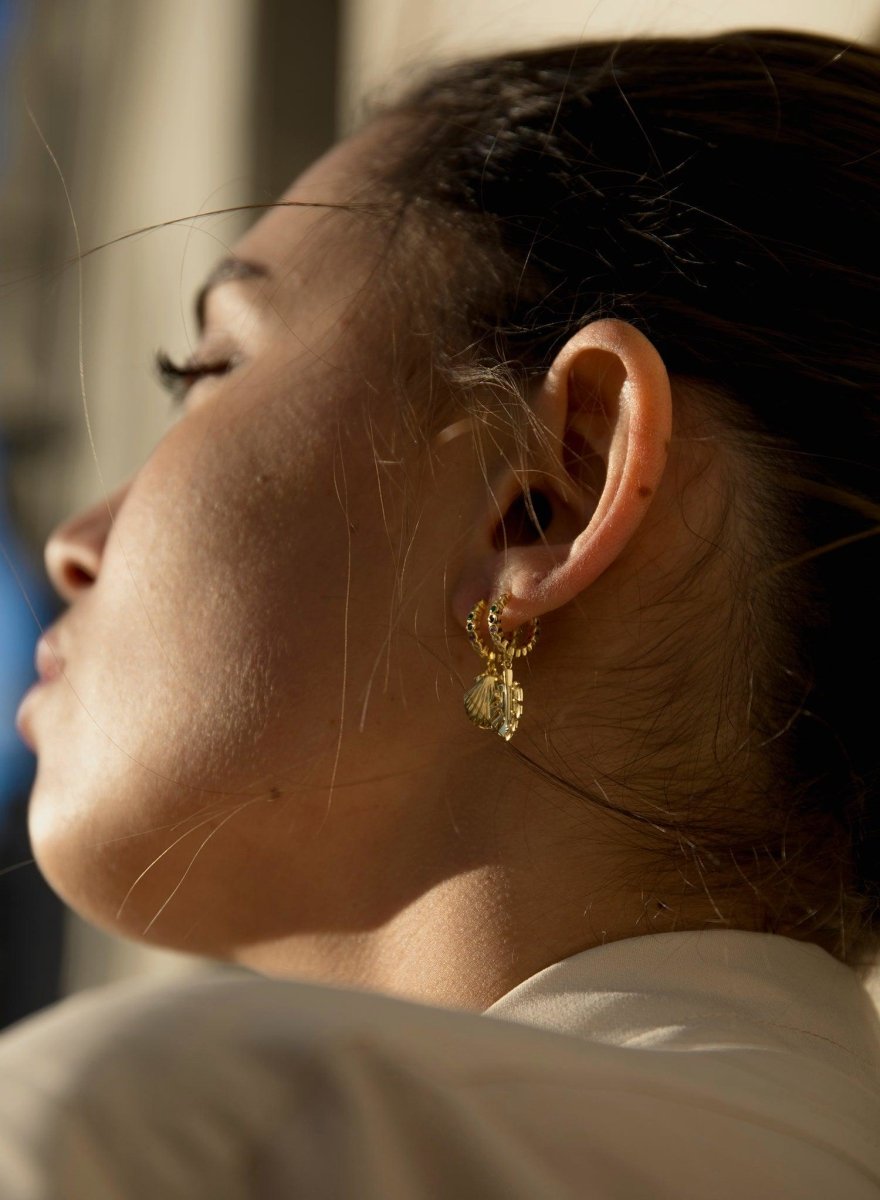 Pendientes aros pequeños con colgante de mini concha-LINEARGENT