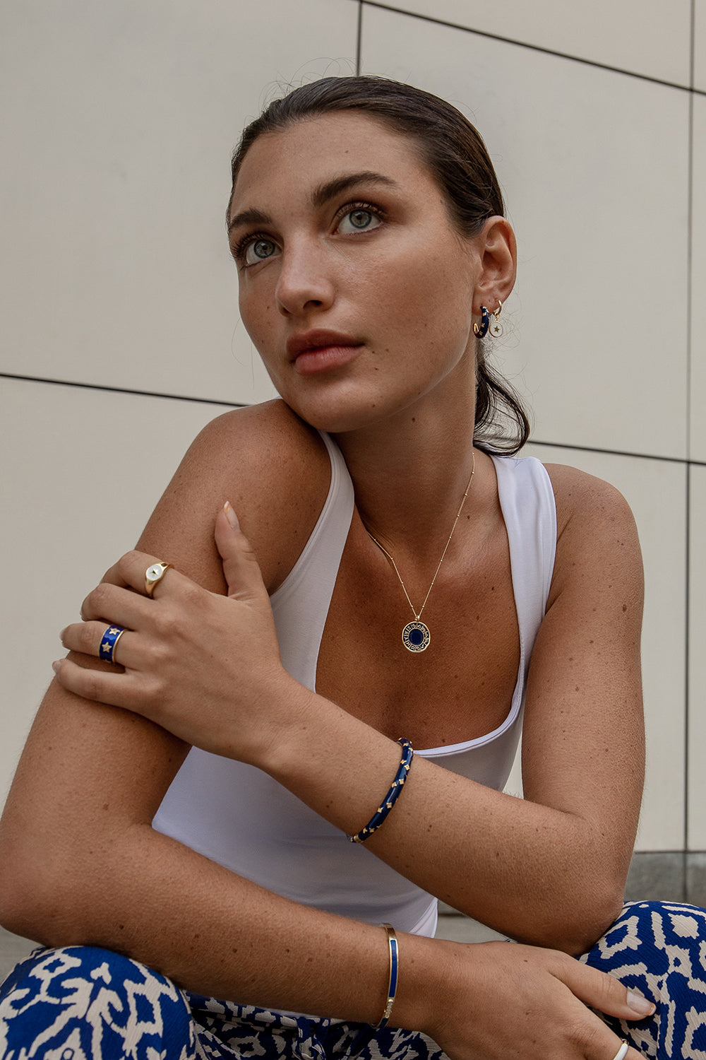 Pendientes aros pequeños con esmalte azul eléctrico-LINEARGENT