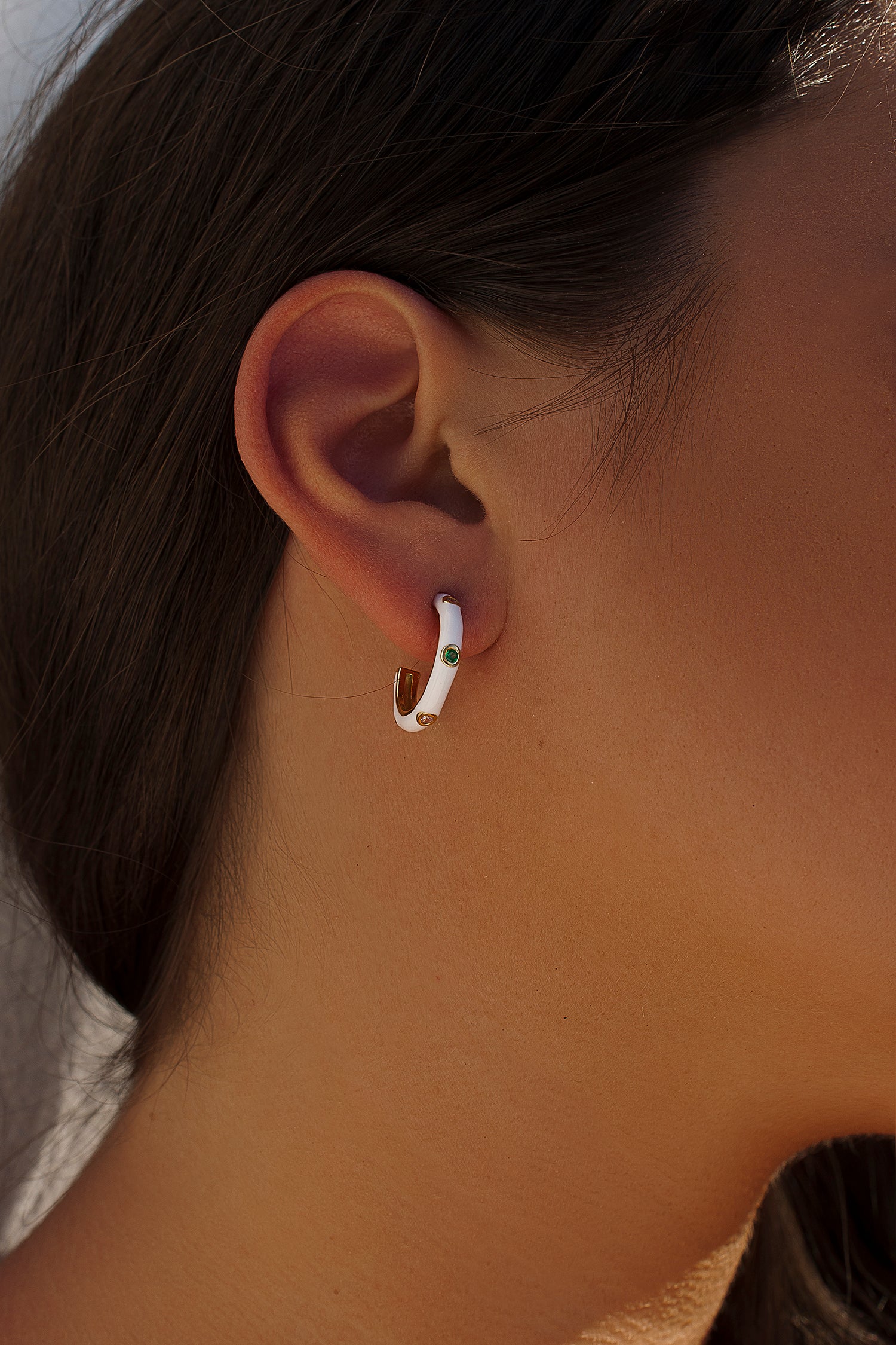 Pendientes aros pequeños de esmalte blanco con circonitas-LINEARGENT