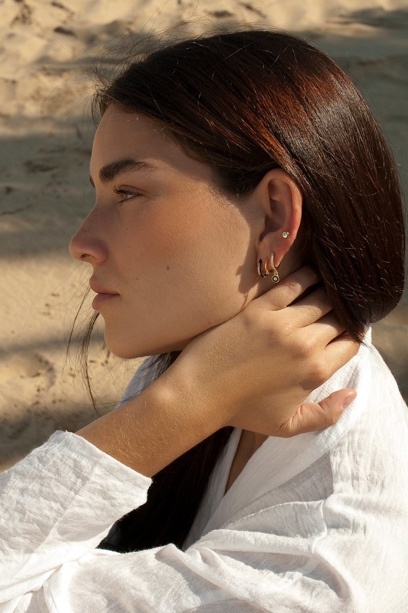 Pendientes aros pequeños de plata y esmalte negro y línea de circonitas centrales