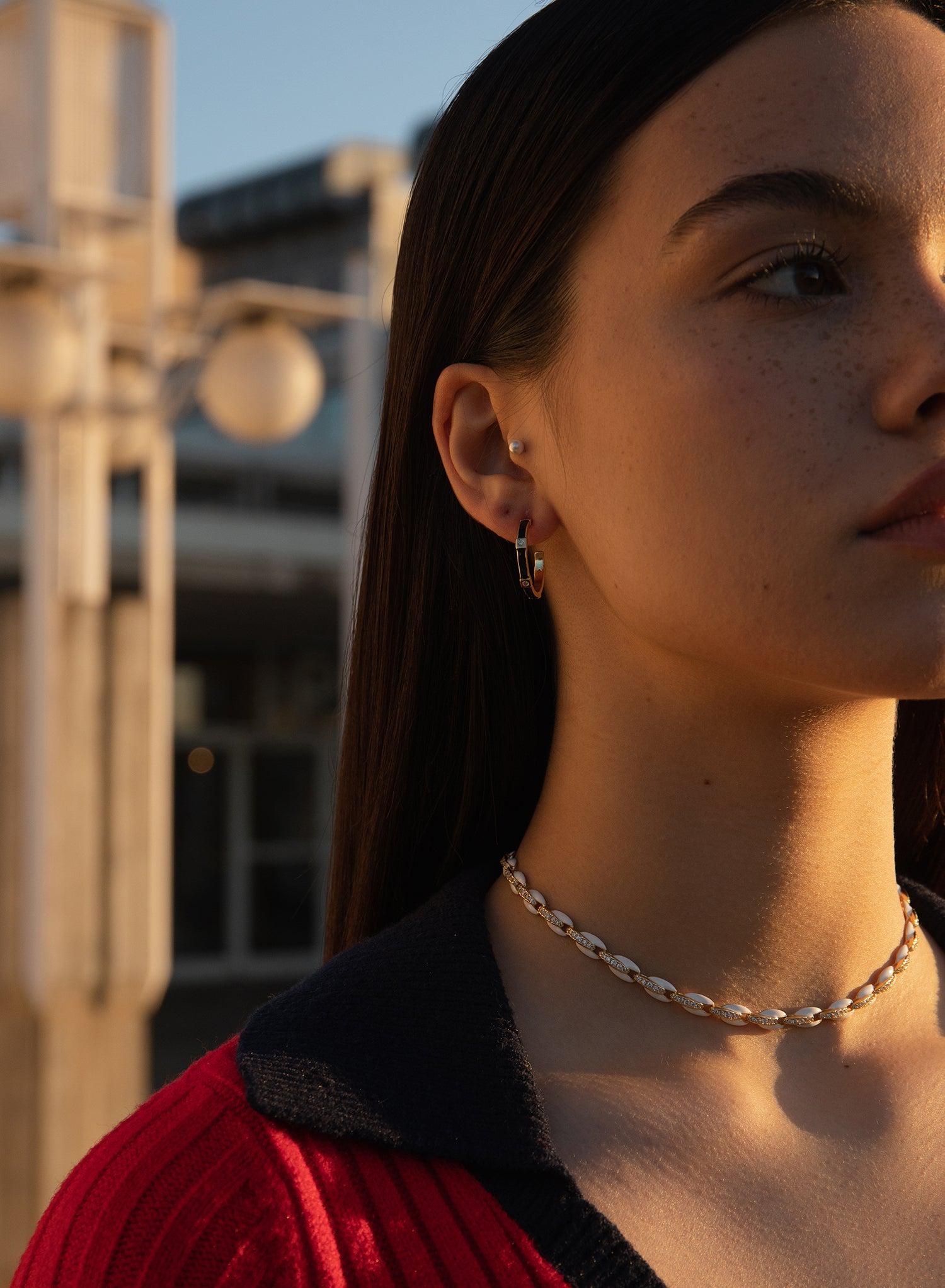 Pendientes aros pequeños diseño escalonado esmalte negro y circonitas