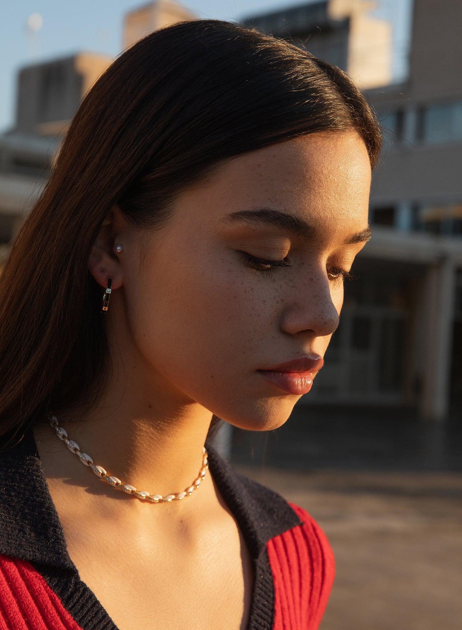 Pendientes aros pequeños diseño escalonado esmalte negro y circonitas