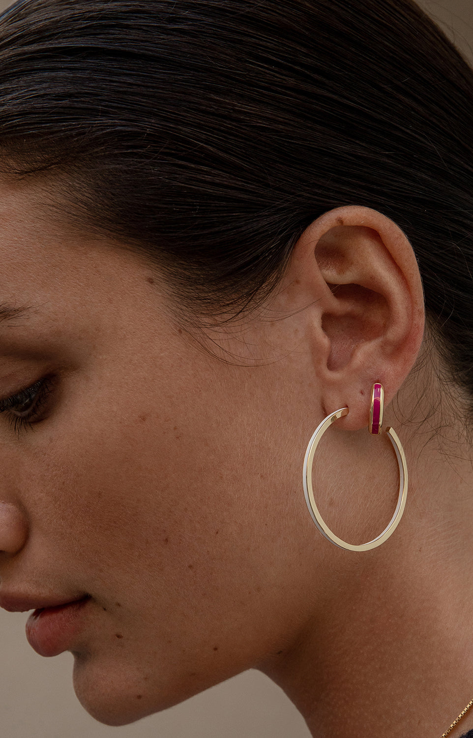 Pendientes aros pequeños diseño esmalte fucsia bañados en oro