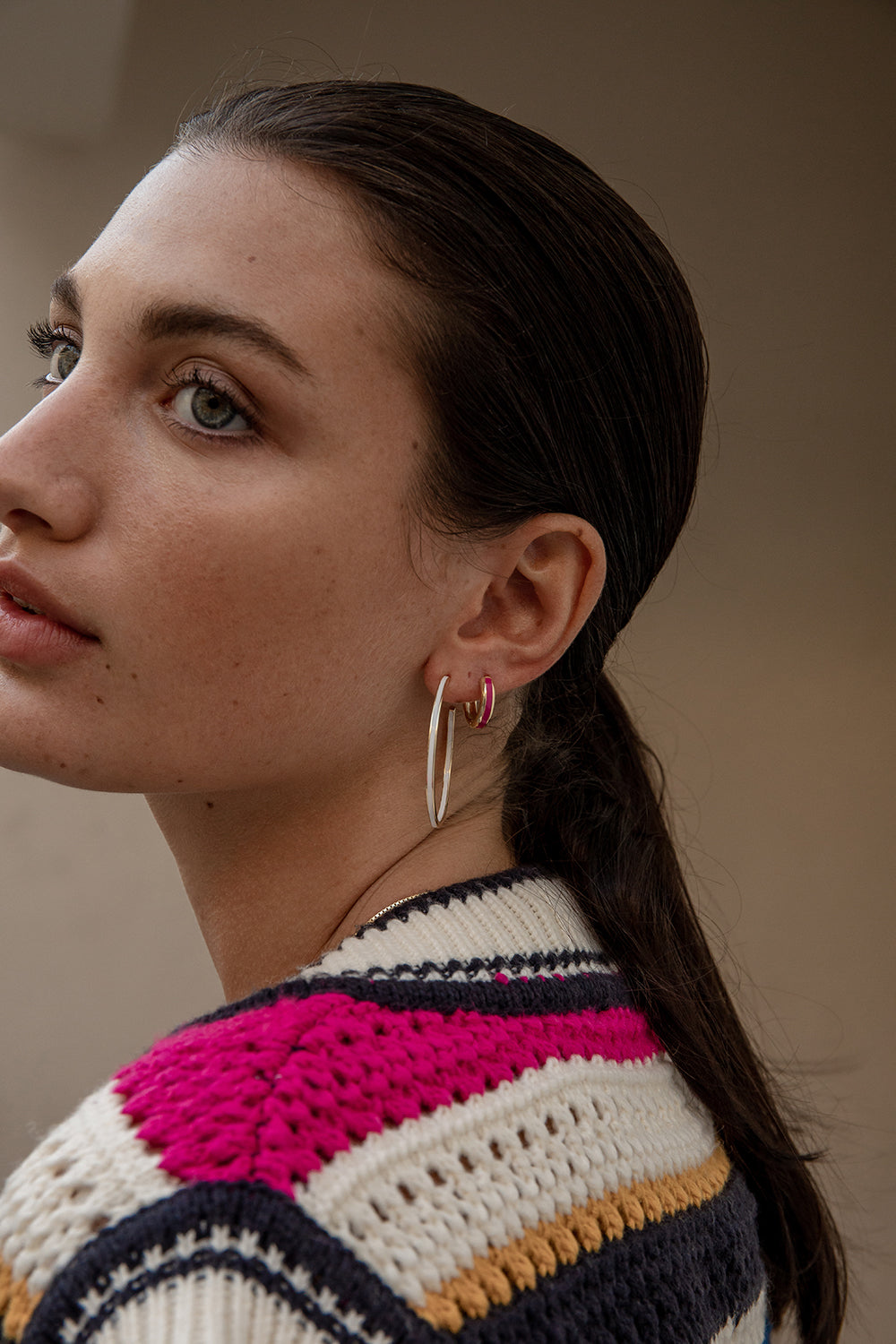 Pendientes aros pequeños diseño esmalte fucsia bañados en oro