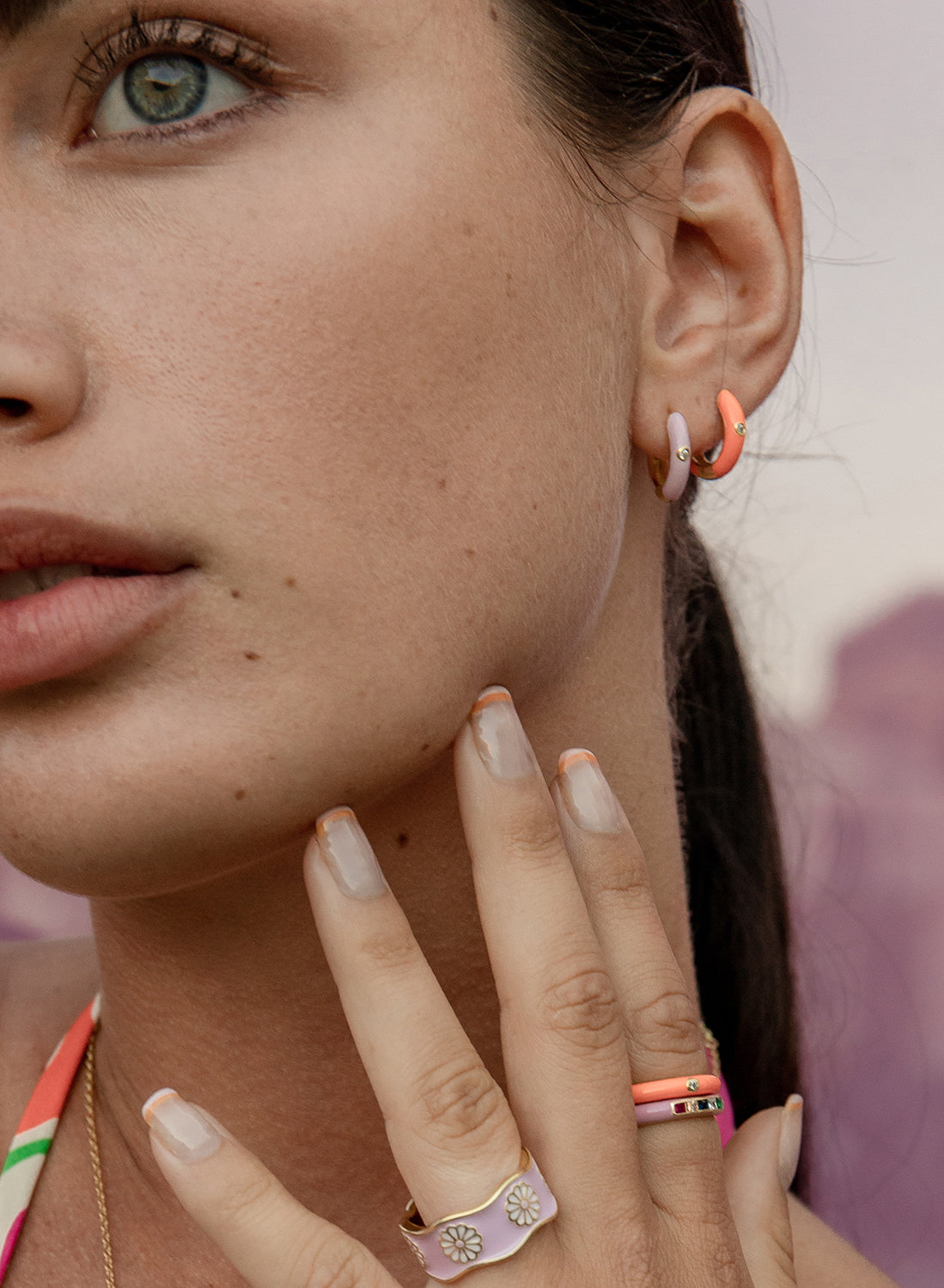 Pendientes aros pequeños diseño esmalte naranja y circonita central