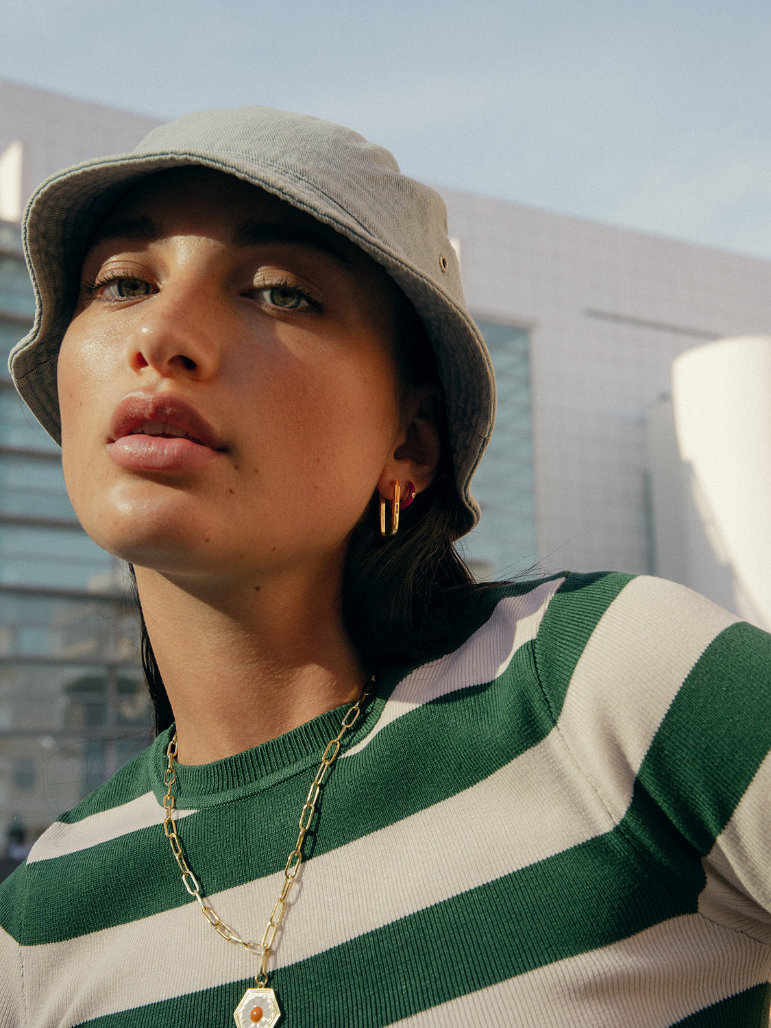 Pendientes aros pequeños diseño esmalte púrpura y circonita central-LINEARGENT